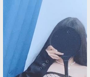 喜欢深夜L出的微博网红《养只小狍纸》粉色妹子教室合集