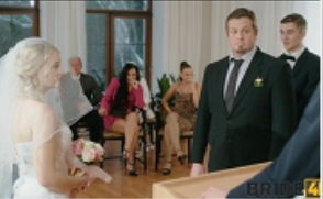 新郎出轨，新娘为报复，故意在婚礼上宾客面前和伴郎在一起