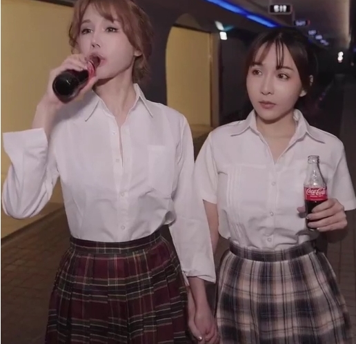 辛尤里12月新作：和闺蜜一起搭乘诸葛木马玩弄，升天体验