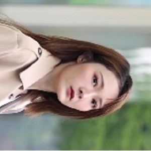 美女穿着高跟短裙展示长腿的视频