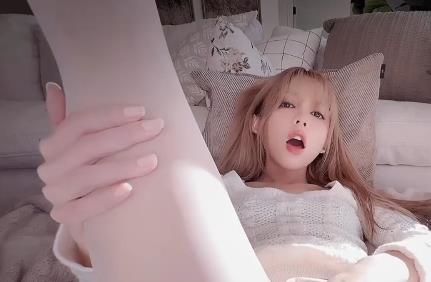 KittyxKum精彩自拍作品：道具秀特写，颜值身材完美展现，时长17分钟