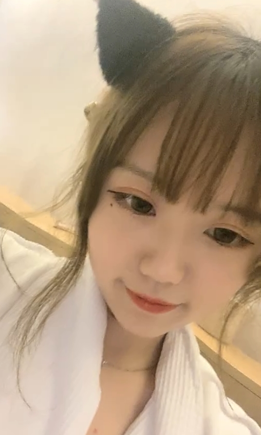 橙橙小妹子户外指教视频合集：独特风格吸引眼球