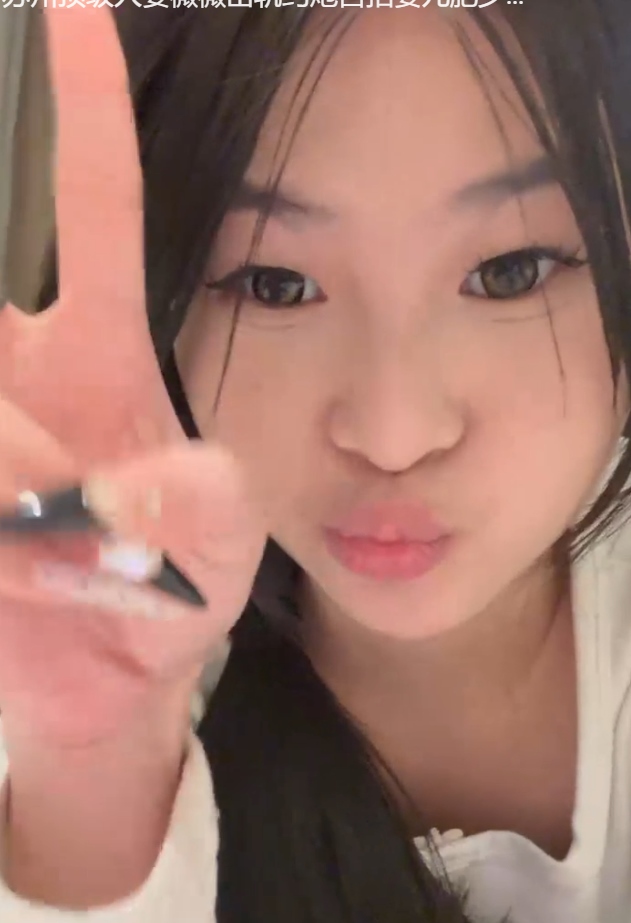 推特薇薇自拍展示婴儿肥少妇1部332M超会玩